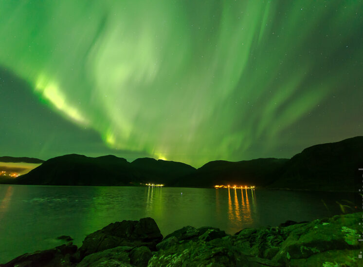 Polarlicht über dem Fjord