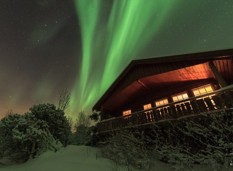 Polarlicht über der Hütte