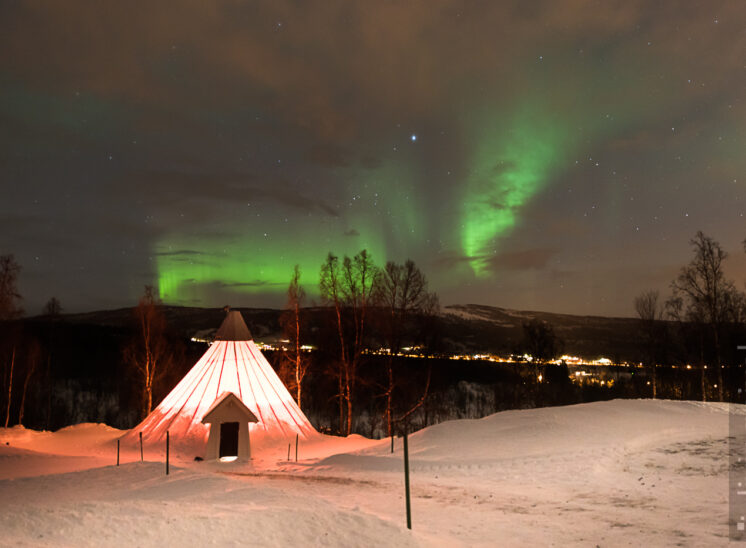 Tipi im Polarlicht