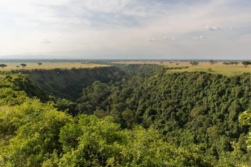 Schlucht inmitten der Savanne