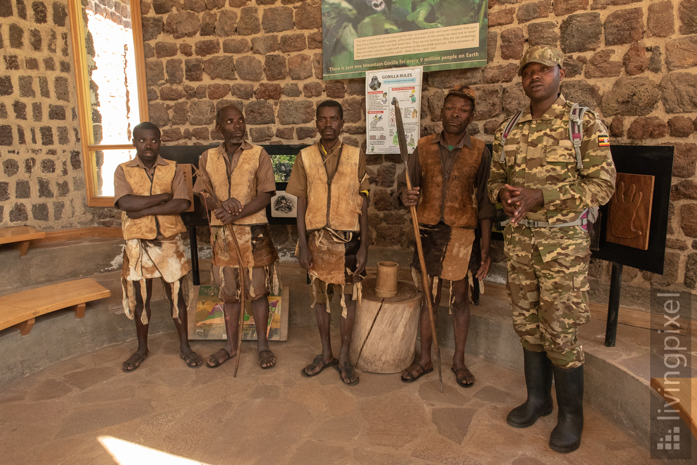 Batwa und Guide Lucky