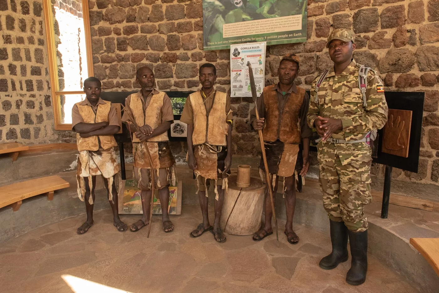 Batwa und Guide Lucky