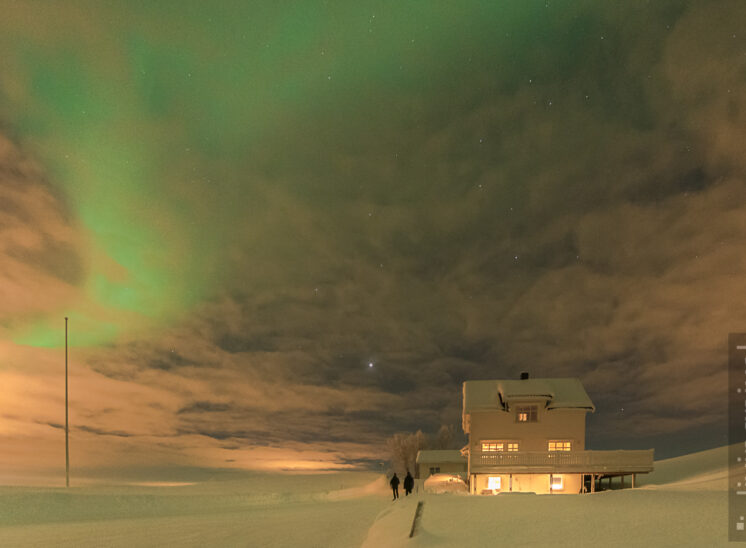 Polarlicht über dem Haus