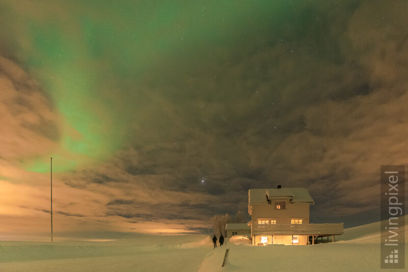 Polarlicht über dem Haus