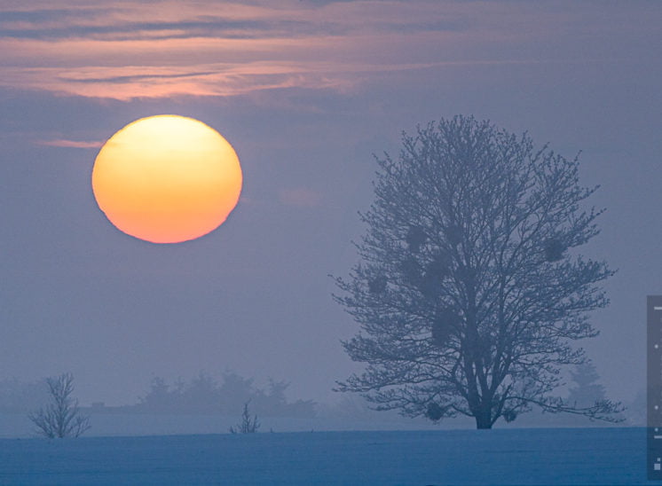 Sonnenuntergang im eisigen Nebel