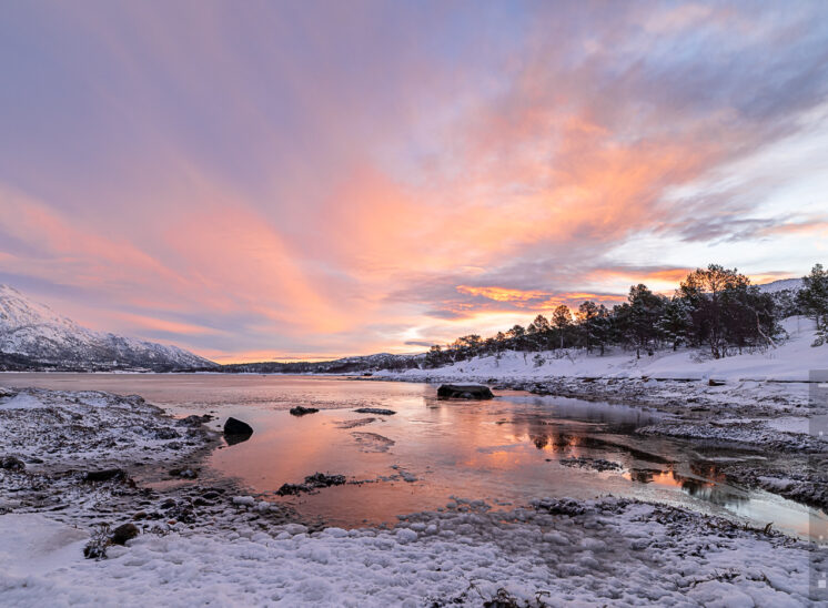 Sonnenaufgang über dem Fjord