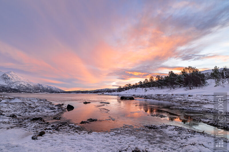 Sonnenaufgang über dem Fjord