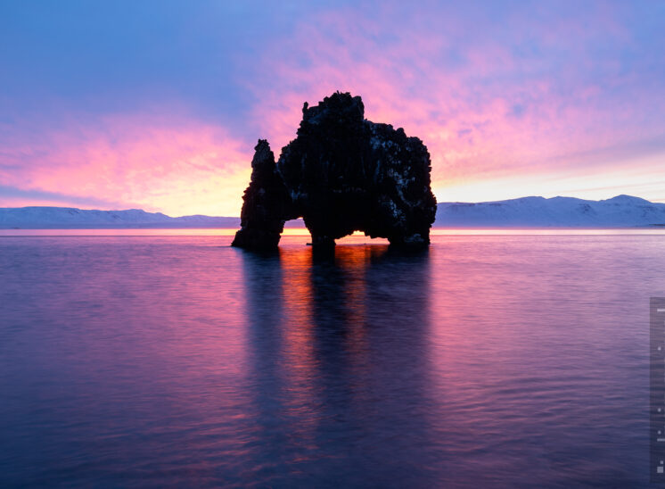 Felsbogen Hvitserkur im Sonnenaufgang