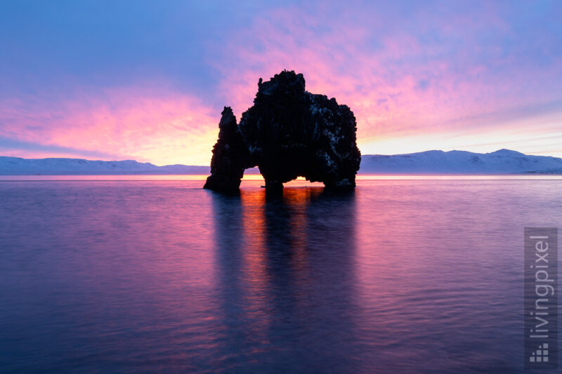 Felsbogen Hvitserkur im Sonnenaufgang